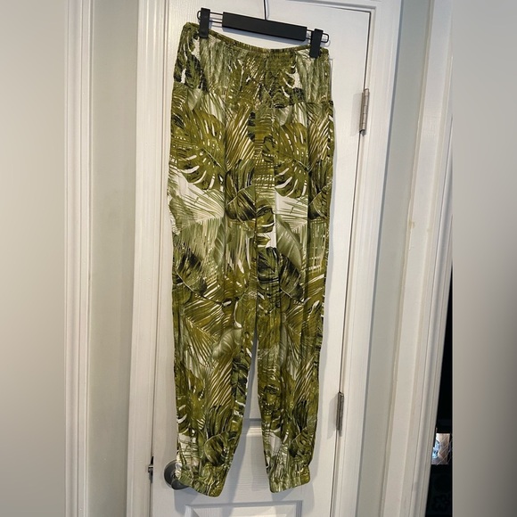 NWT Cupshe Size M Green Smocked Top Tropical Palm Print Flowy Boho Harem Pants - Picture 1 of 10